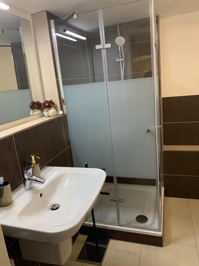Souterrain Zimmer Mit Separatem Eingang Und Bad Düsseldorf Dış mekan fotoğraf