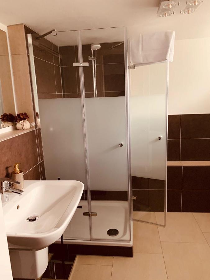 Souterrain Zimmer Mit Separatem Eingang Und Bad Düsseldorf Dış mekan fotoğraf